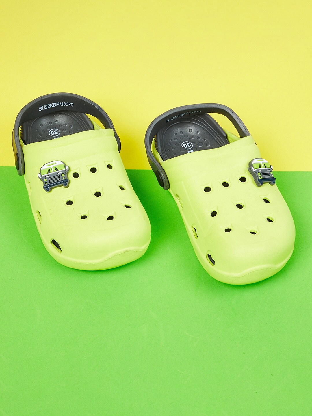 

max Boys Fluorescent Green & Grey Solid Clogs