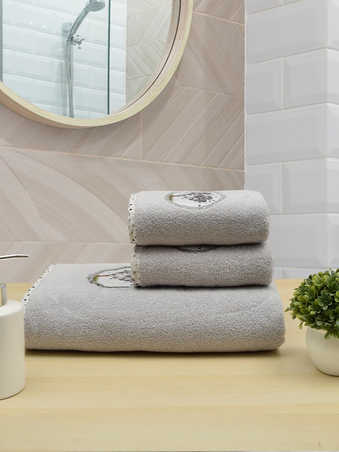 

RANGOLI Set Of 3 Grey Solid 550 GSM Cotton Towel Set