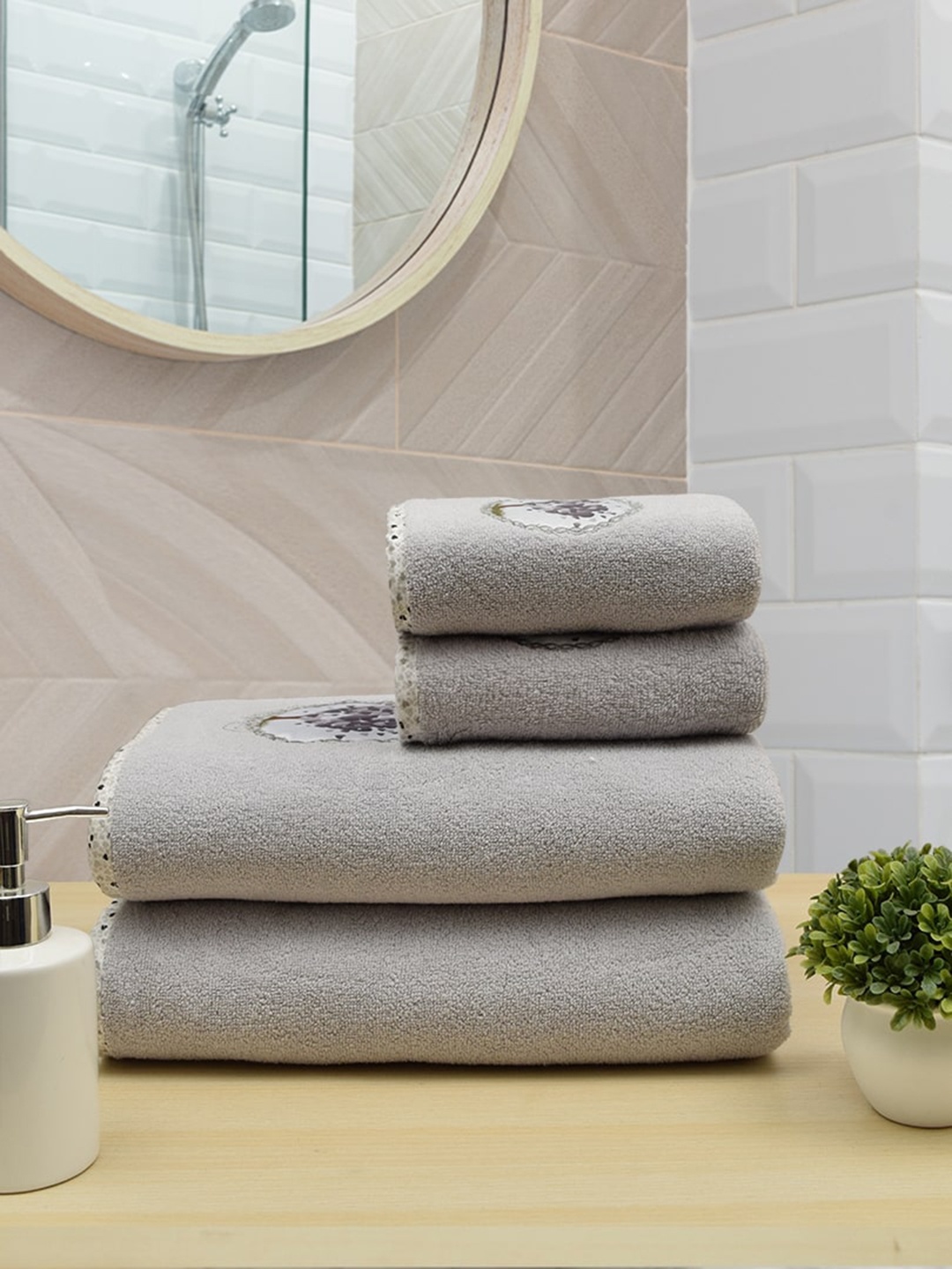 

RANGOLI Pack Of 2 Grey Embroidered 550 GSM Bath Towel With 2 Hand Towels