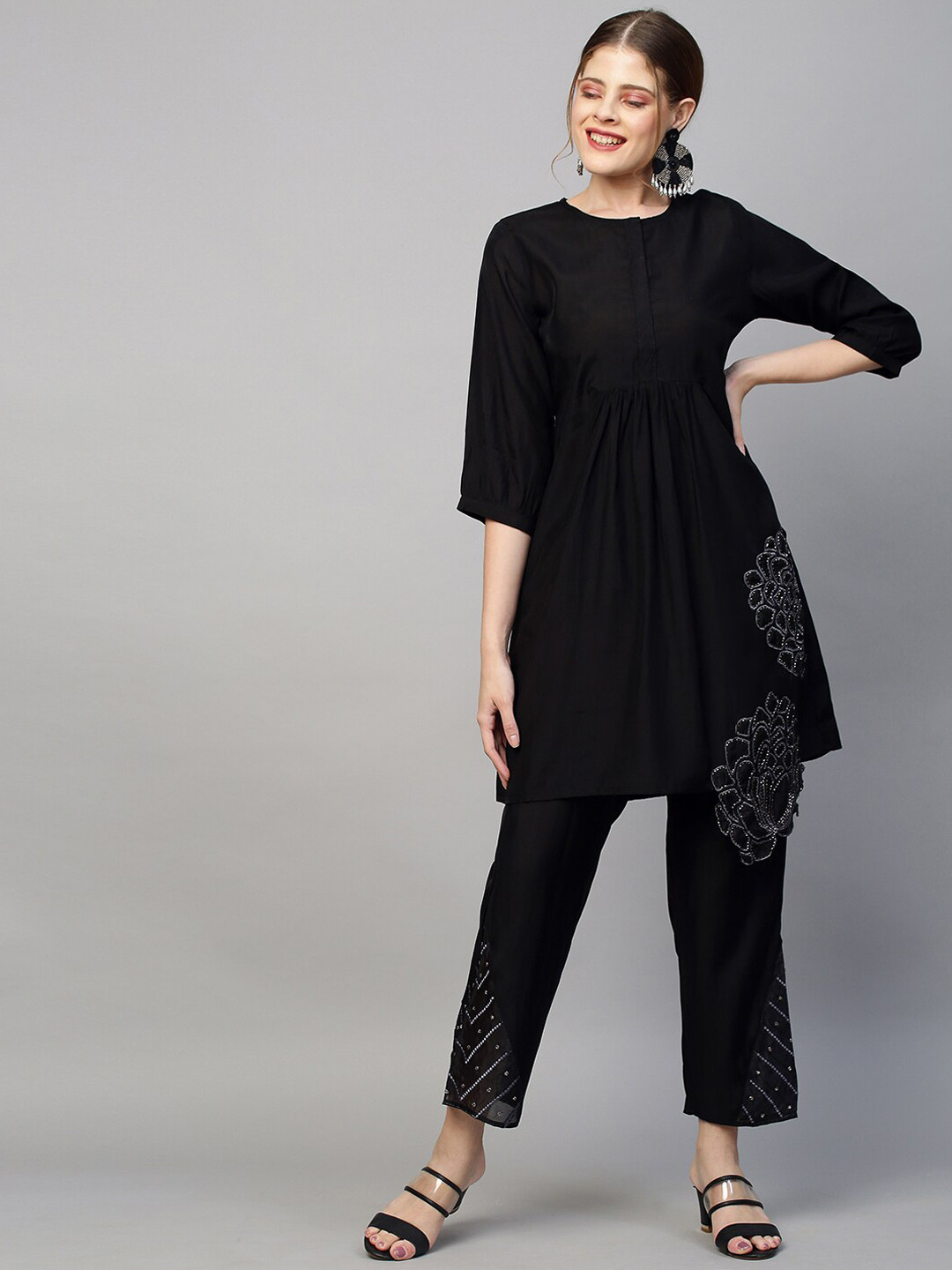 

FASHOR Women Black Floral Embroidered Co-Ords