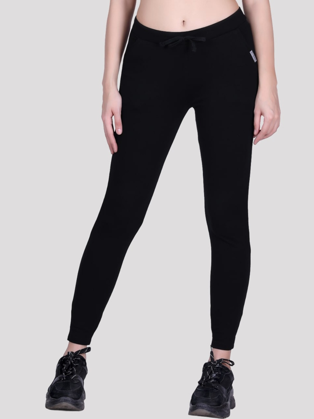 

LAASA SPORTS Women Black Solid Slim Fit Rapid-Dry Tights