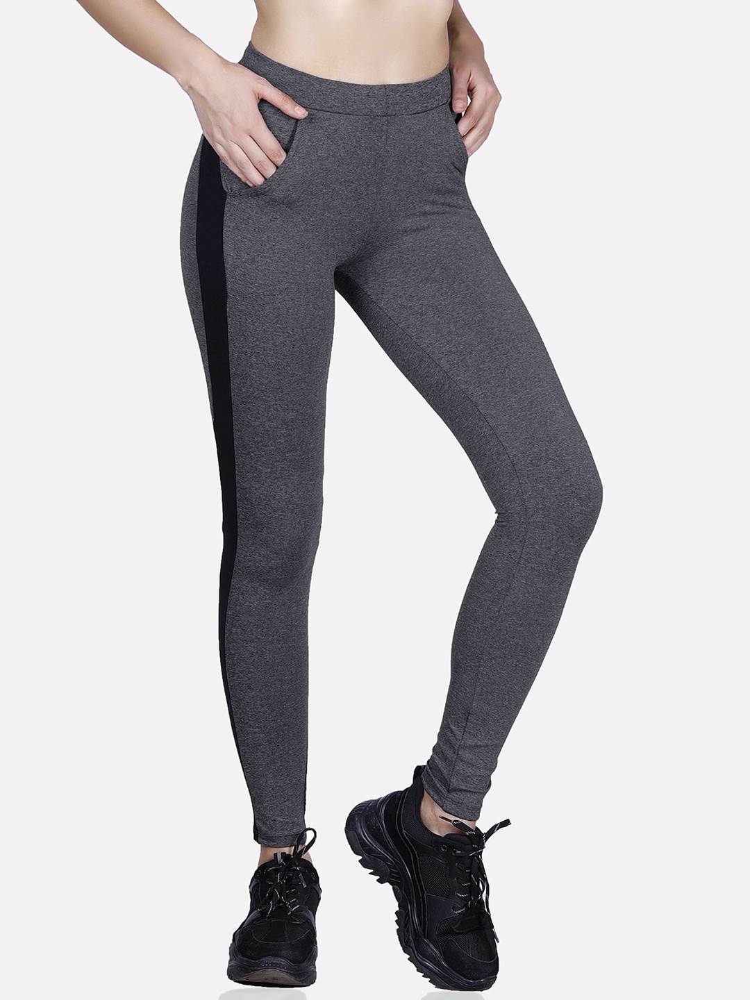 

LAASA SPORTS Women Charcoal Grey Solid Tights