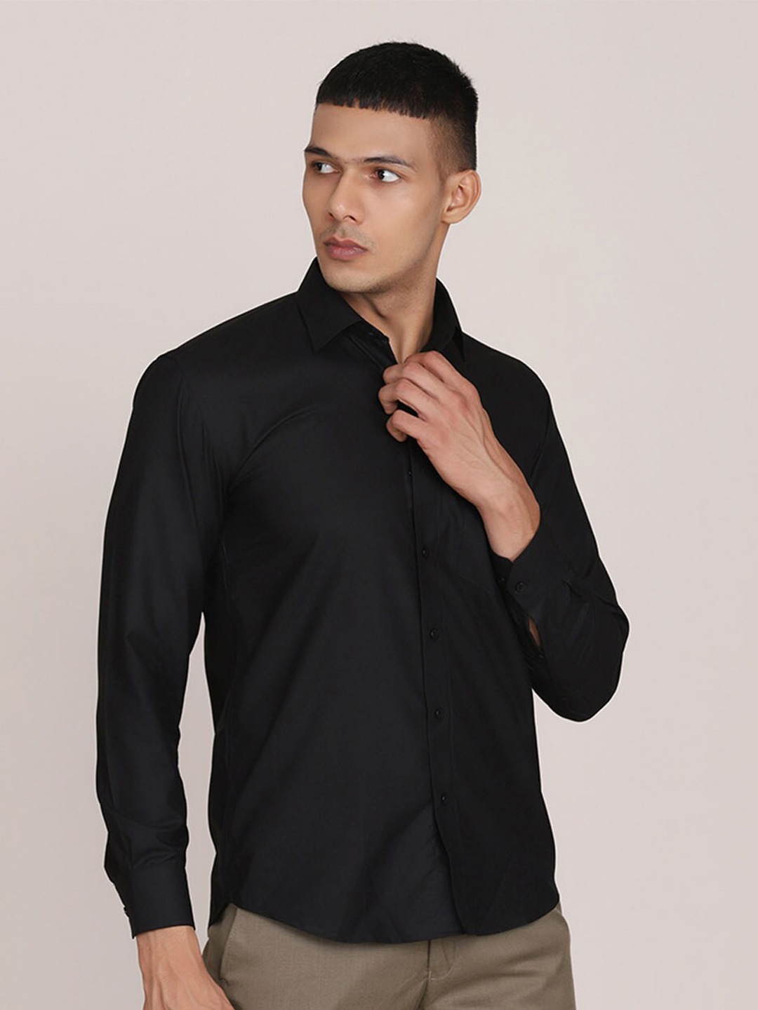 

TAHVO Men Black Comfort Slim Fit Formal Shirt