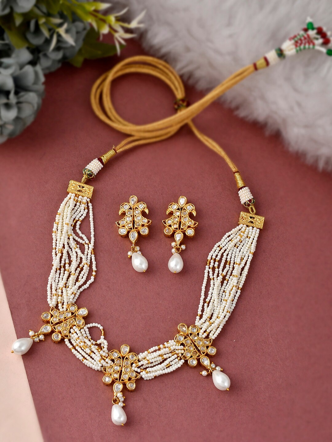 

DASTOOR Gold Plated & White Kundan Studded Choker Jewellery Set