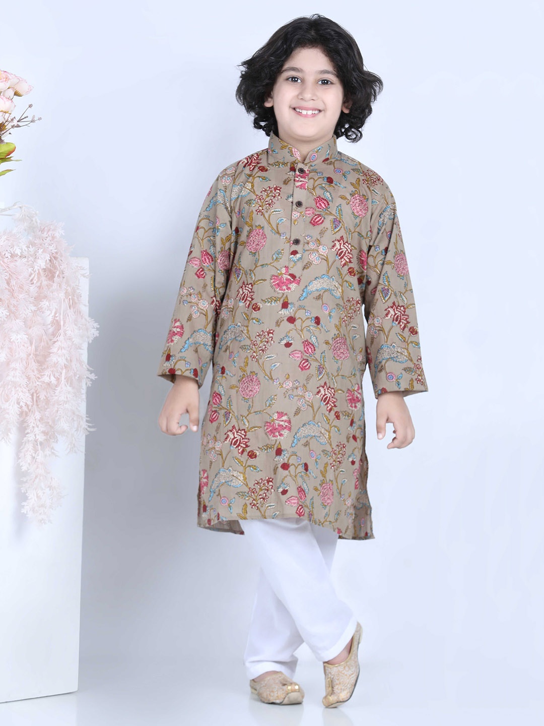 Aj DEZInES Boys Grey Floral Printed Kurta With Pyjamas