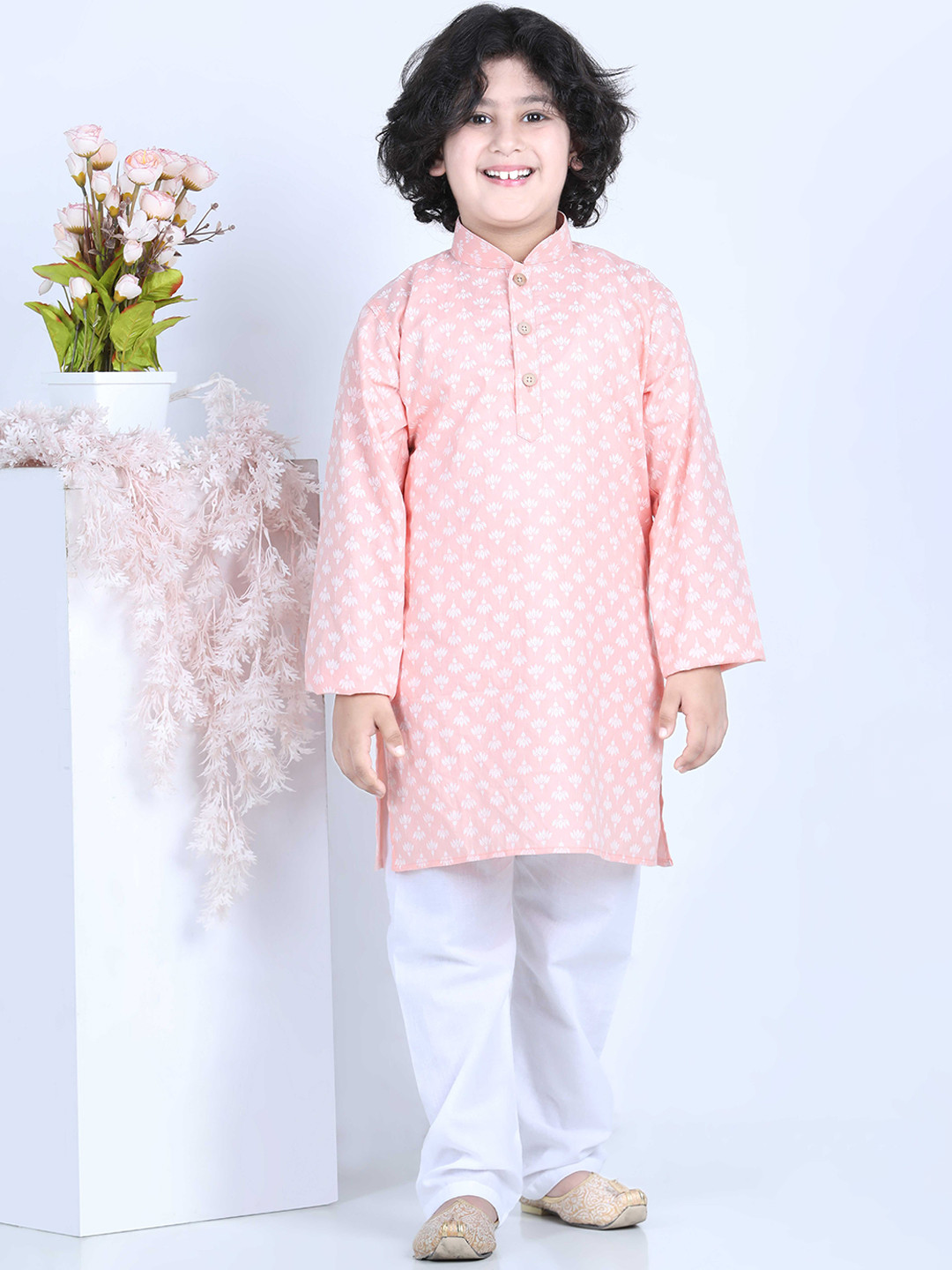 

Aj DEZInES Boys Pink & White Ethnic Motifs Printed Kurta with Pyjamas