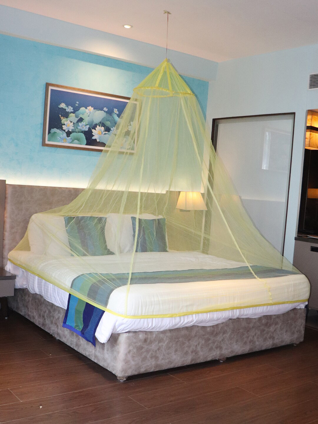 

Silver Shine Yellow Solid Foldable Mosquito Net