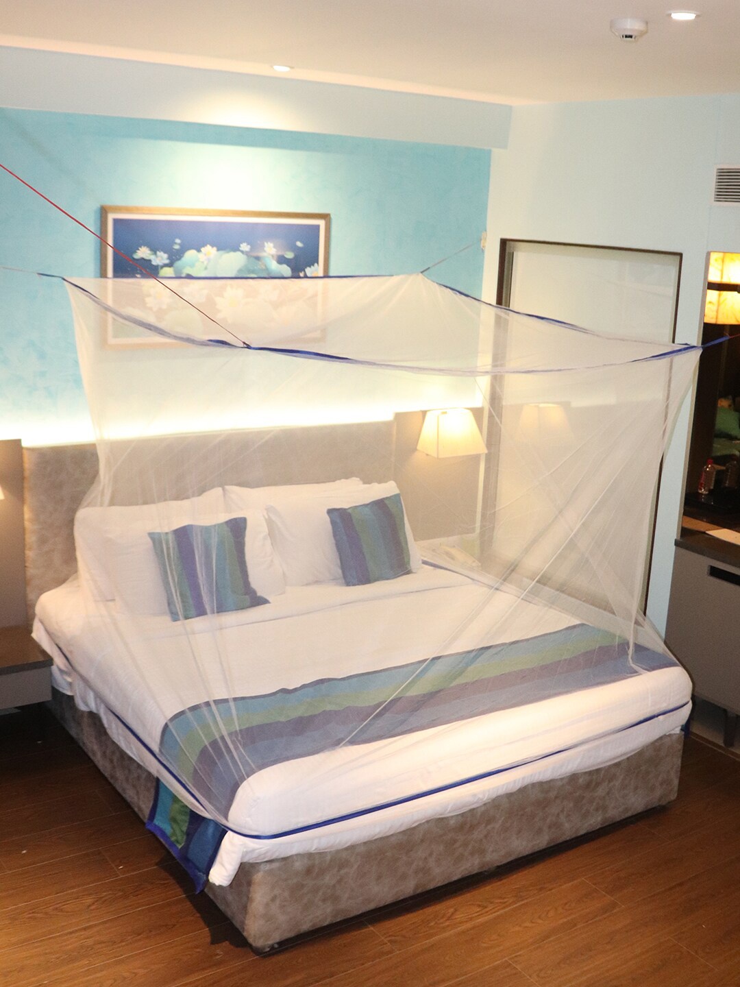 

Silver Shine Blue Solid Foldable Mosquito Net