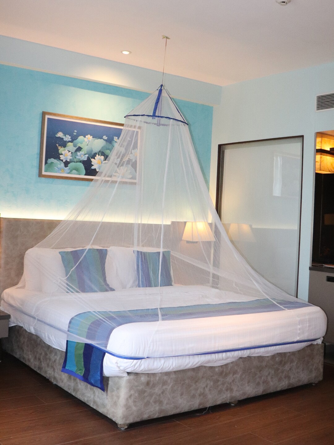 

Silver Shine White Solid Foldable King-Size Mosquito Net