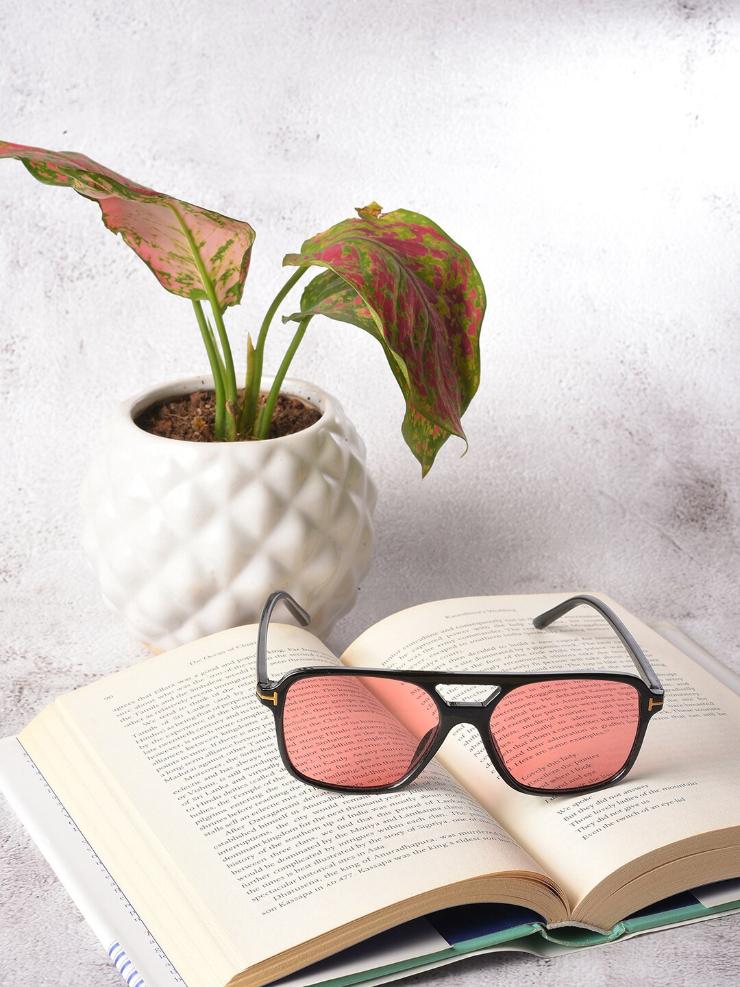 

HAUTE SAUCE by Campus Sutra Women Pink Lens & Black Aviator Sunglasses with Polarised Lens