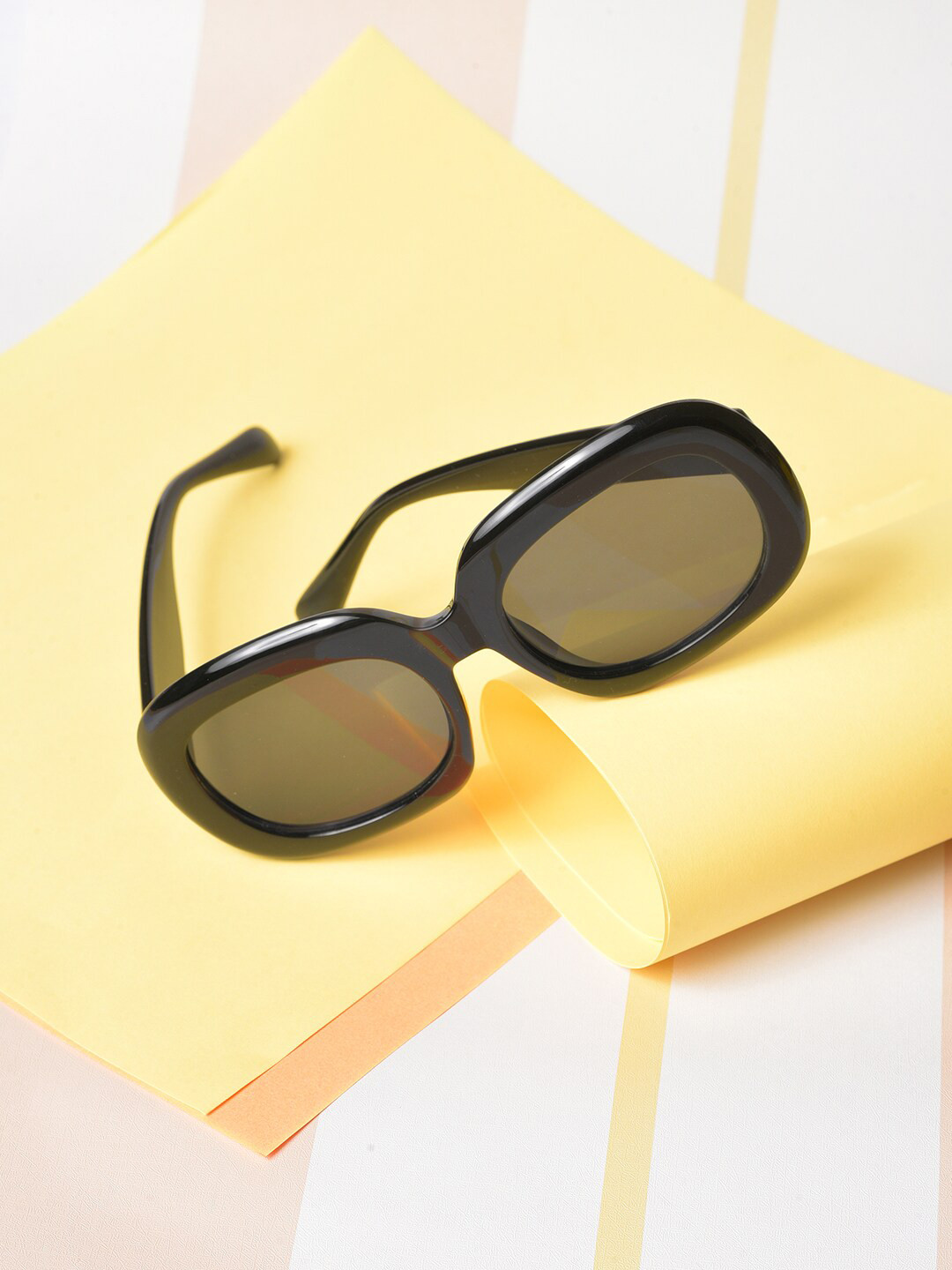 

HAUTE SAUCE by Campus Sutra Women Black Lens & Black Oversized Sunglasses with UV Protected Lens