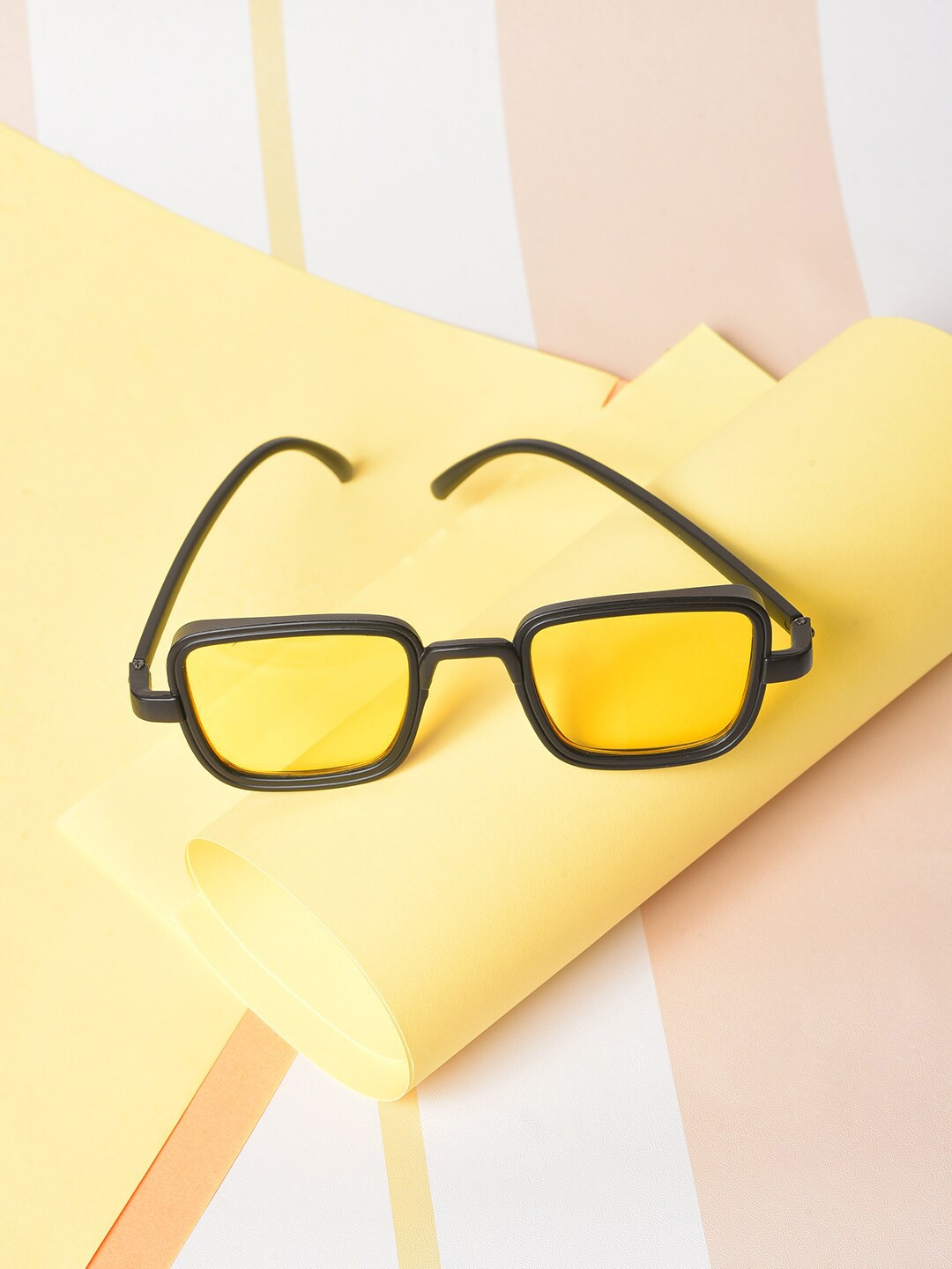 

HAUTE SAUCE by Campus Sutra Women Yellow Lens & Black Wayfarer Sunglasses with Polarised Lens