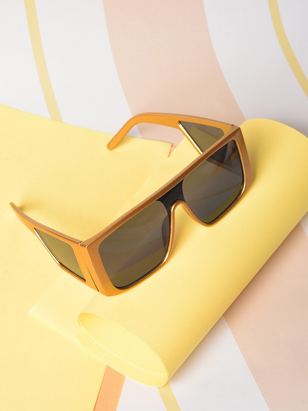 

HAUTE SAUCE by Campus Sutra Women Black Lens & Gold-Toned Oversized Sunglasses with Polarised and UV, Mustard