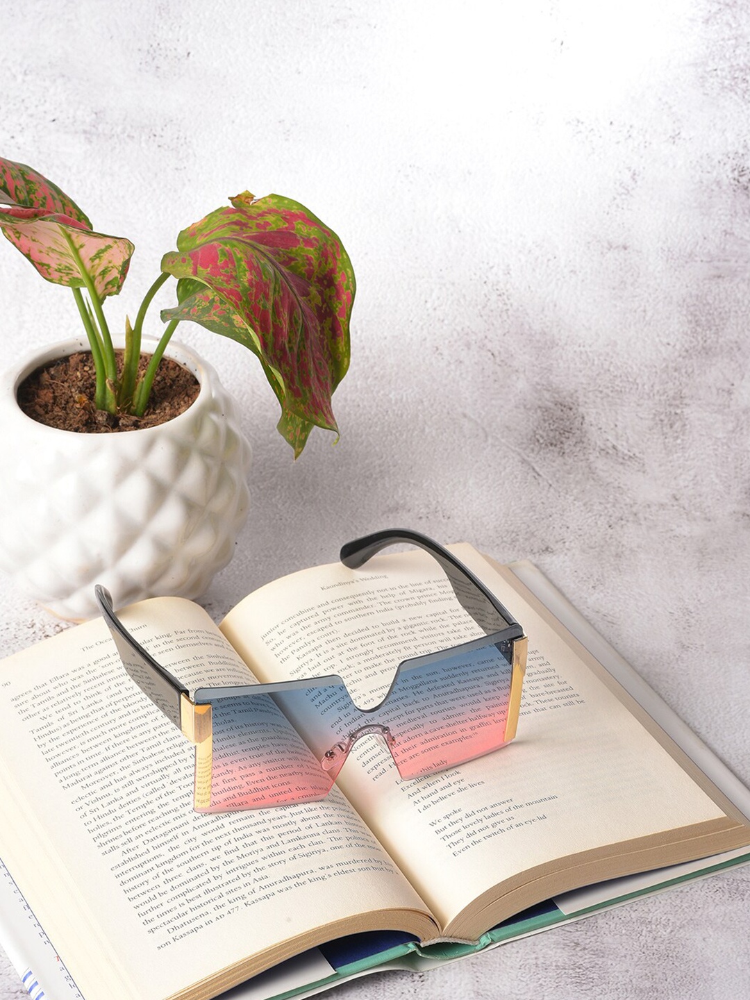 

HAUTE SAUCE by Campus Sutra Women Blue Lens & Black Oversized Sunglasses with Polarised Lens