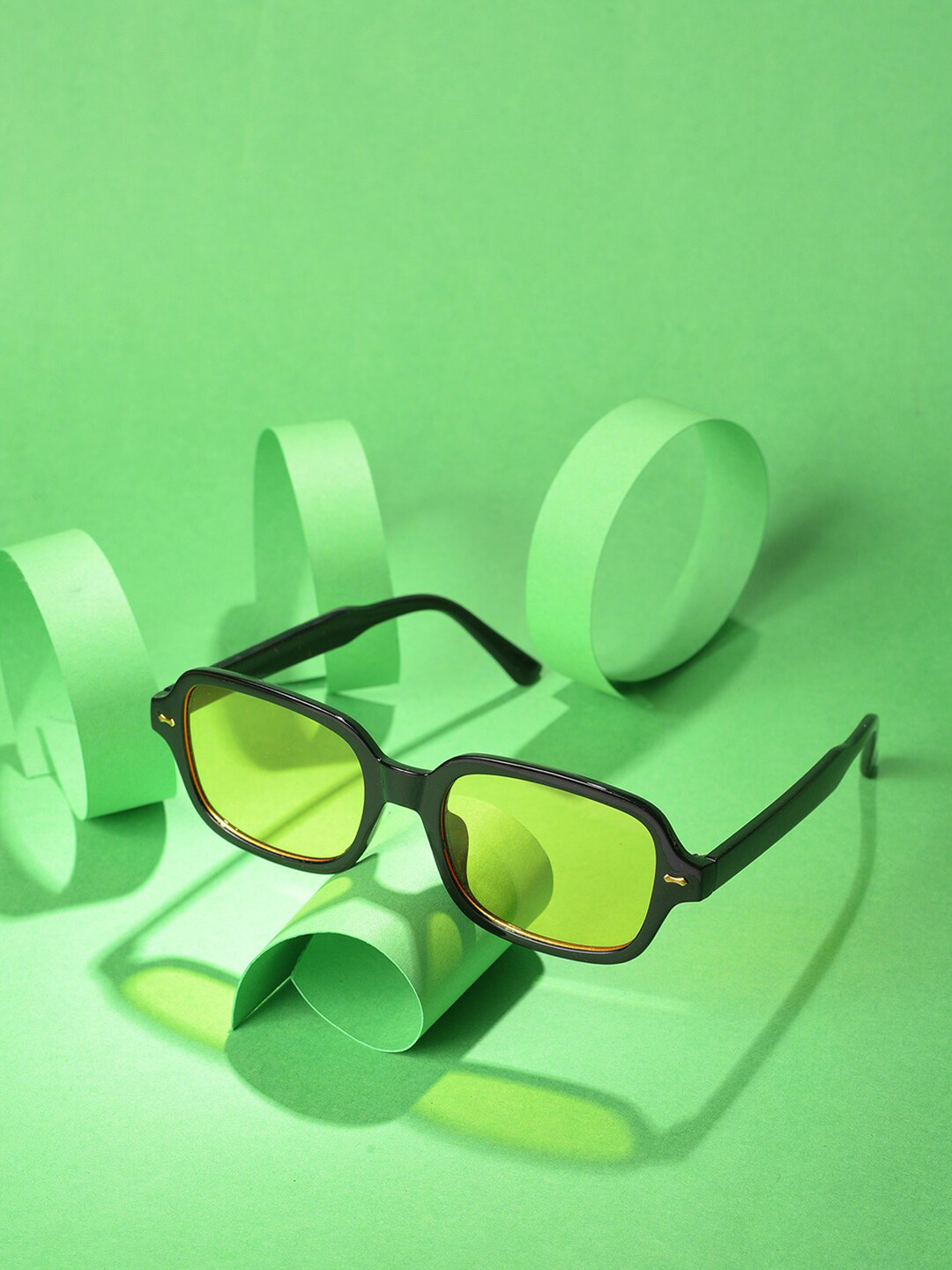 

HAUTE SAUCE by Campus Sutra Women Yellow Lens & Black Oval Sunglasses with Polarised Lens