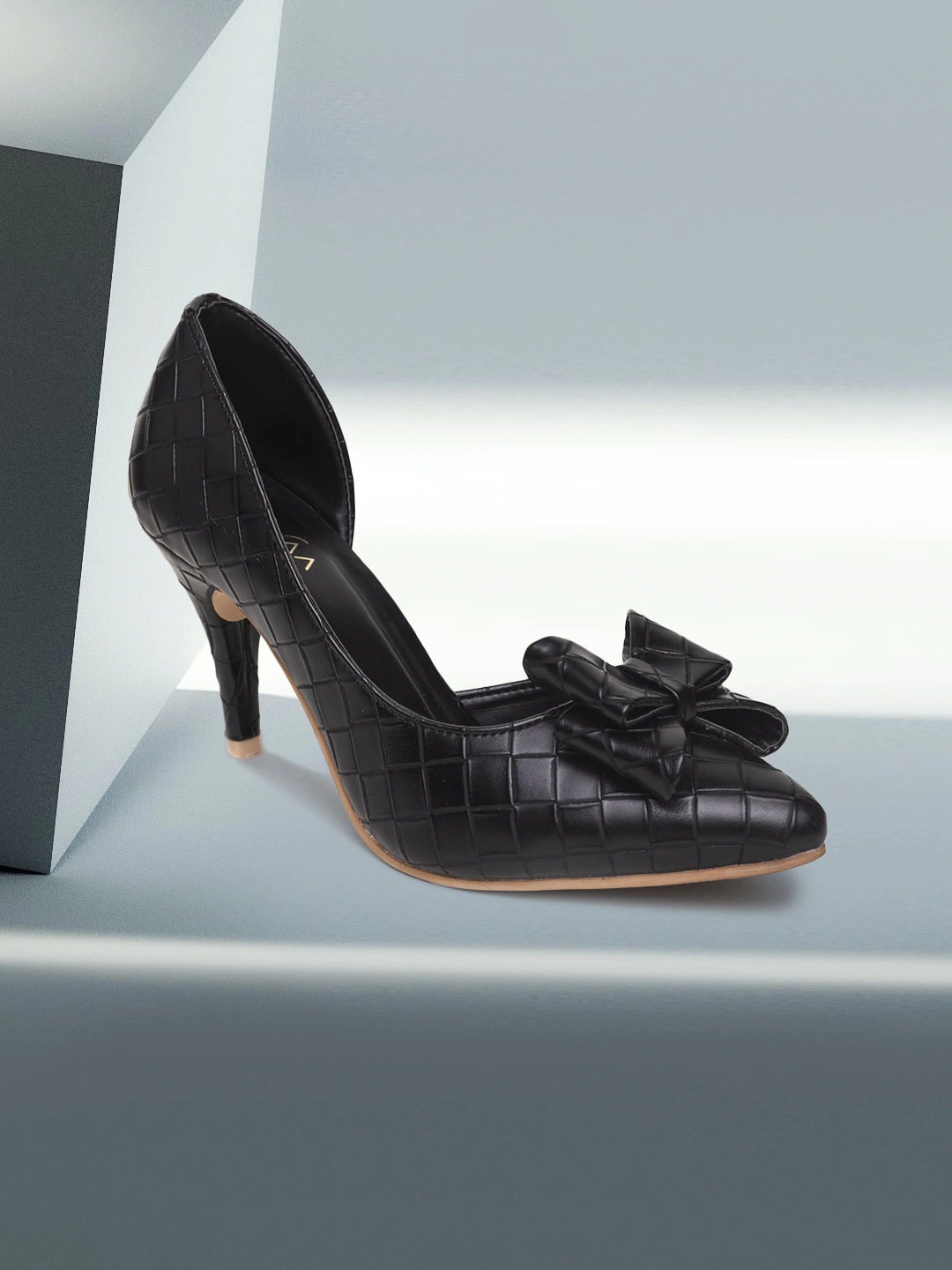 

VALIOSAA Black Stiletto Pumps with Bows