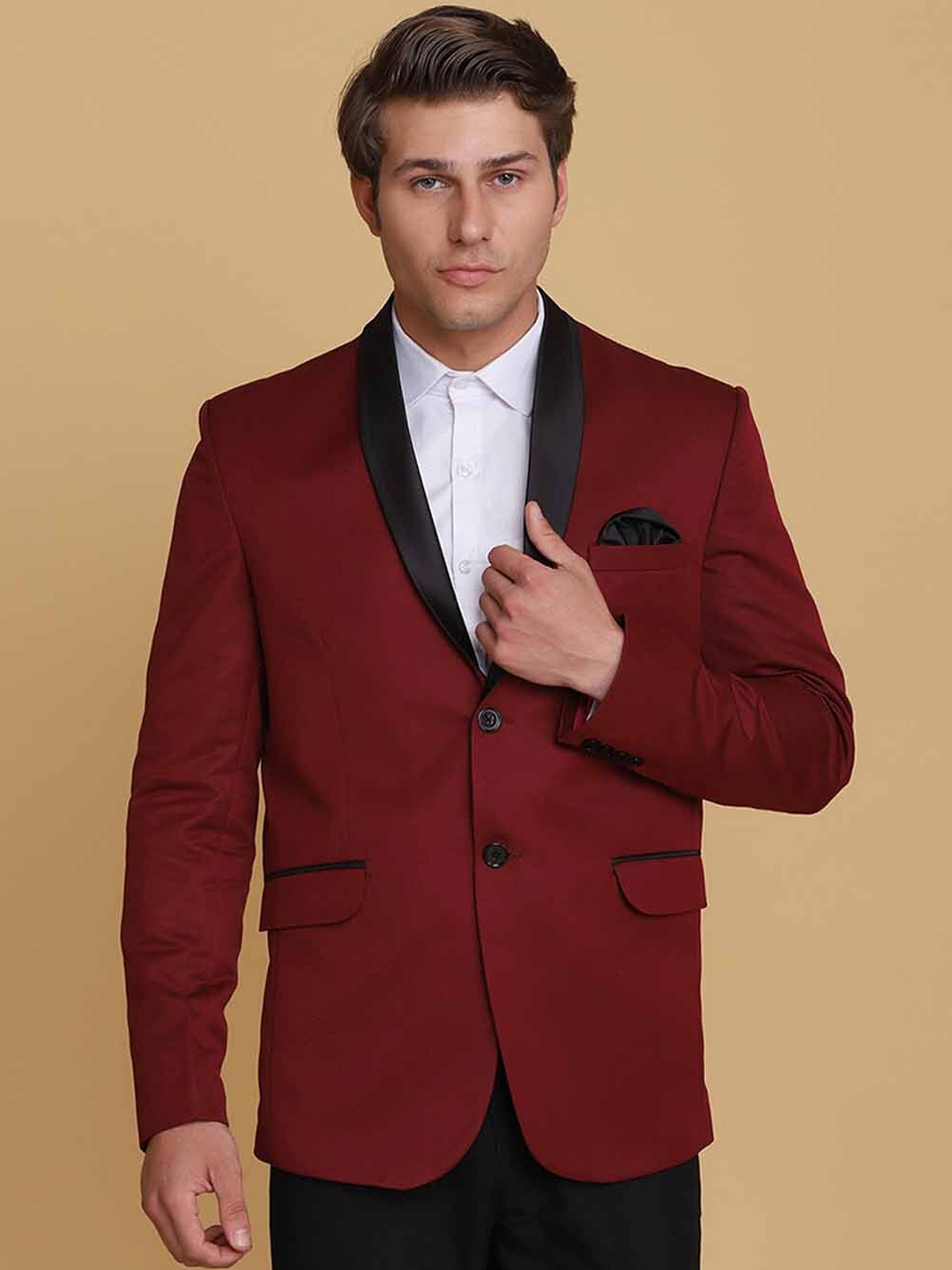 

TAHVO Men Maroon Solid Single Breasted Slim Fit Blazer