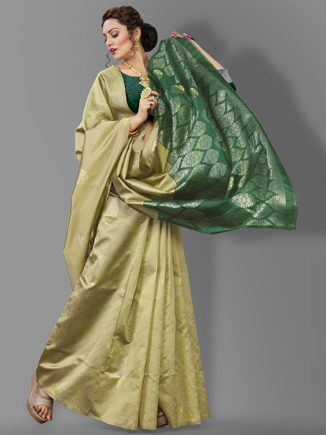 

Wuxi Cream-Coloured & Green Woven Design Pure Silk Banarasi Saree