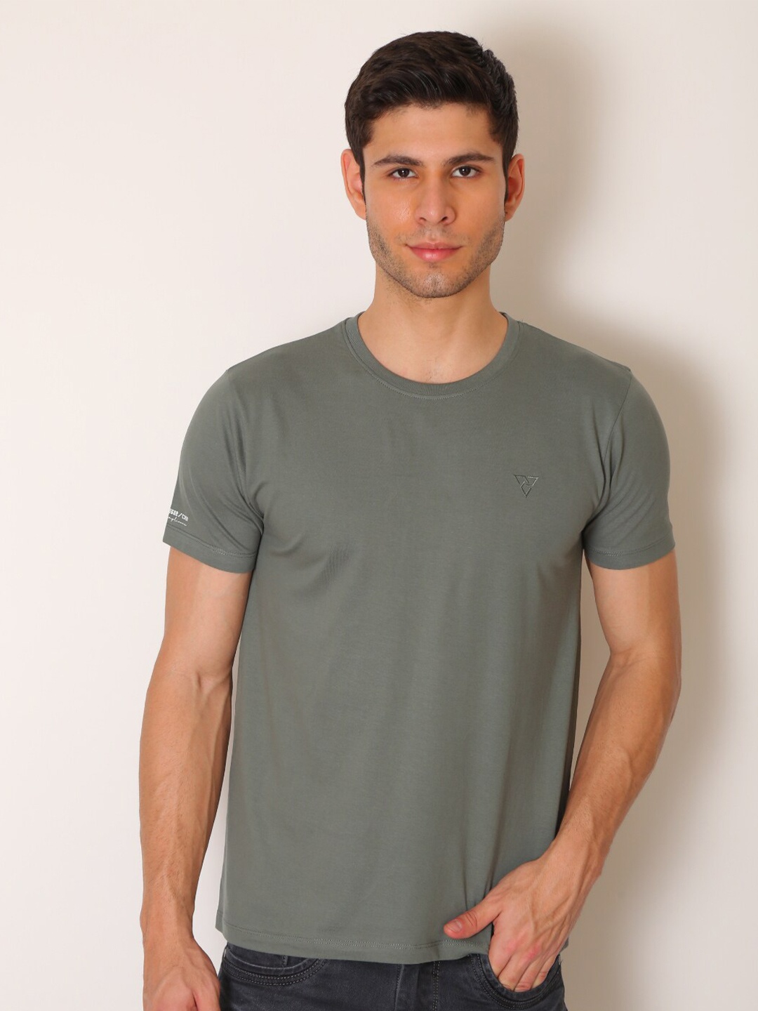 

VSQUARED2 Men Olive Green Solid Slim Fit T-shirt