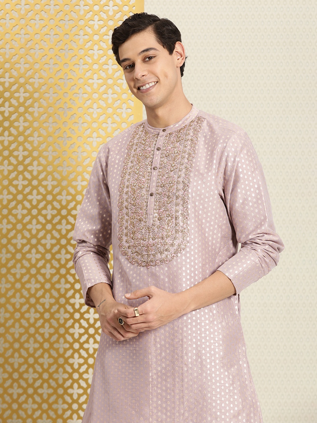 

House of Pataudi Men Lavender & Gold-Toned Floral Embroidered Thread Work Jashn Kurta