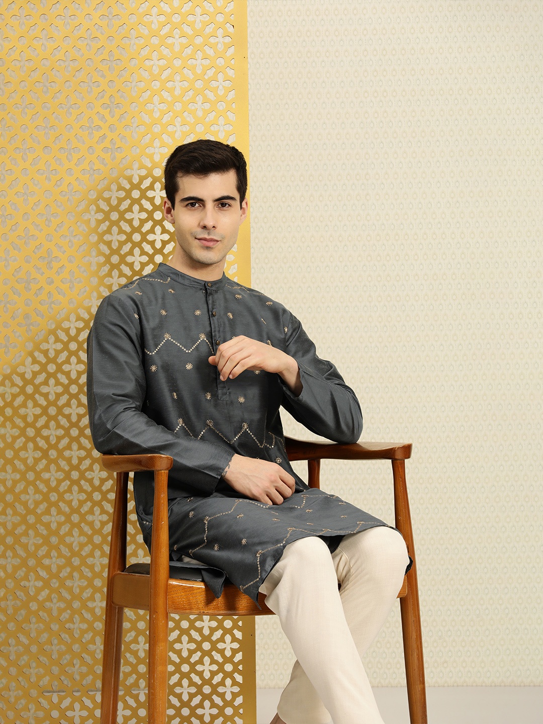 

House of Pataudi Men Grey & Gold-Toned Embroidered Thread work Sequined Jashn Kurta
