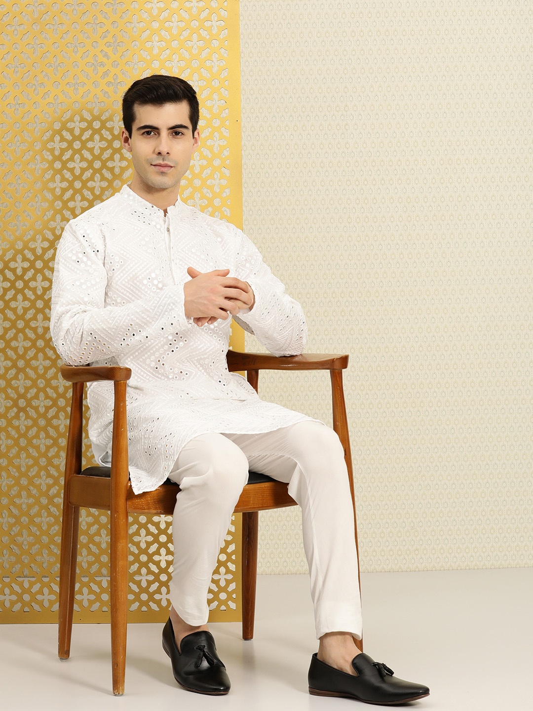 

House of Pataudi Men White Embellished Mirror Work Kurta