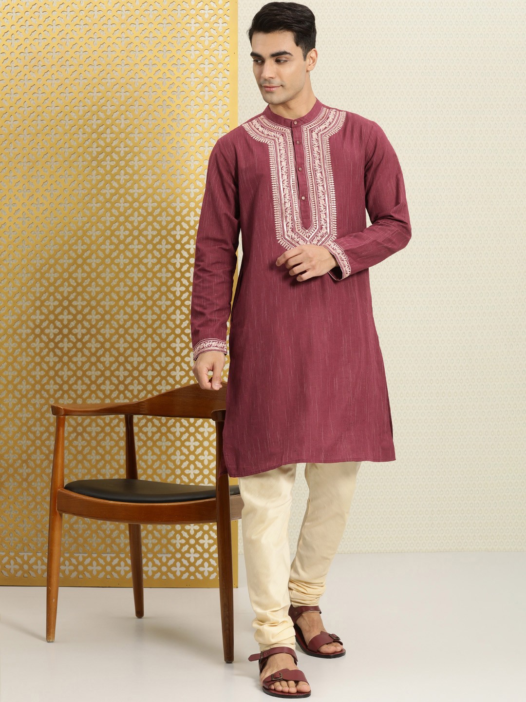 

House of Pataudi Men Maroon & Gold-Toned Ethnic Motifs Embroidered Thread Work Jashn Kurta