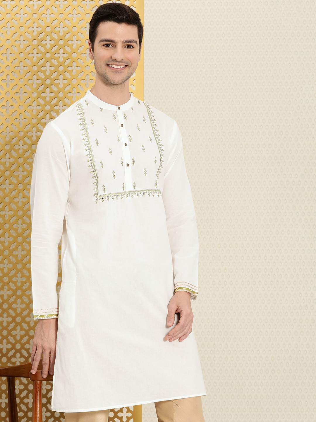 

House of Pataudi Men White & Green Embroidered Mirror Work Pure Cotton Jashn Kurta
