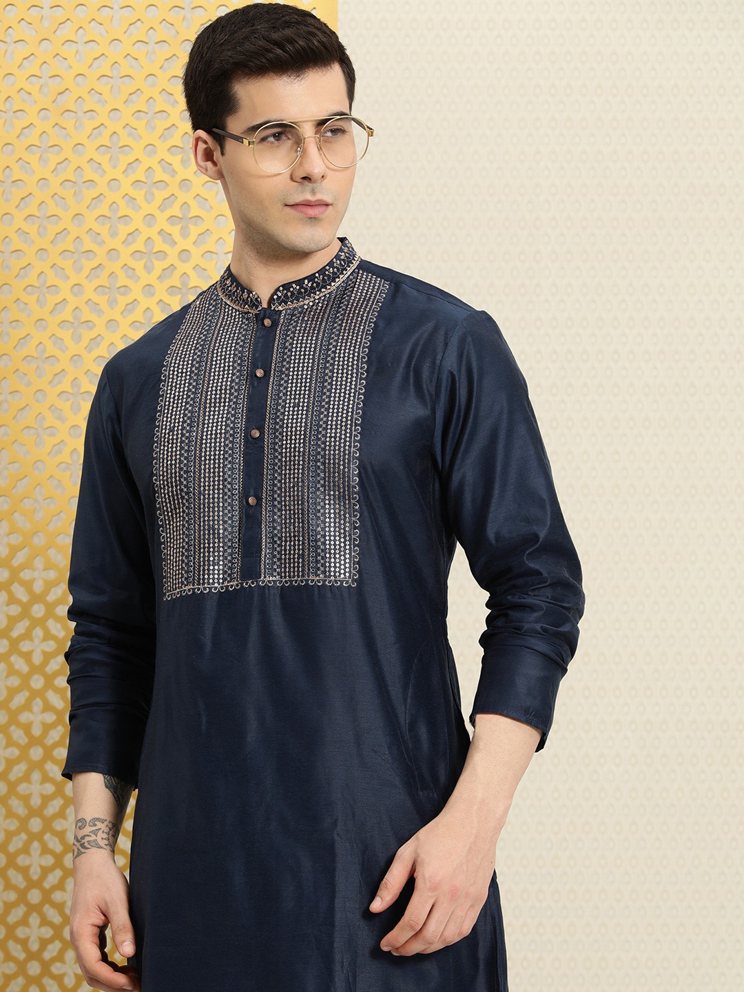 

House of Pataudi Men Embellished Jashn Kurta, Navy blue