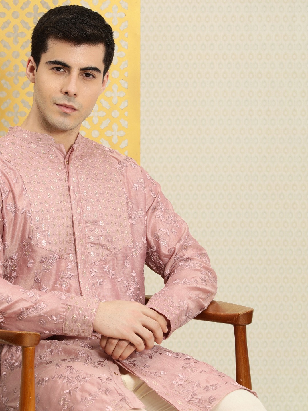 

House of Pataudi Men Embroidered Kurta, Peach