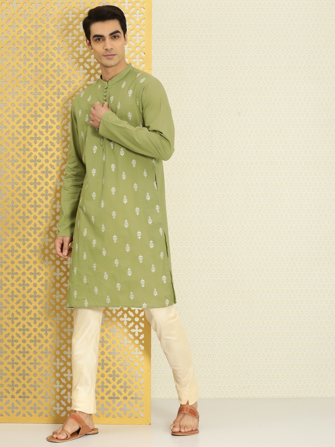 

House of Pataudi Men Olive Green & White Ethnic Motifs Embroidered Thread Work Jashn Kurta