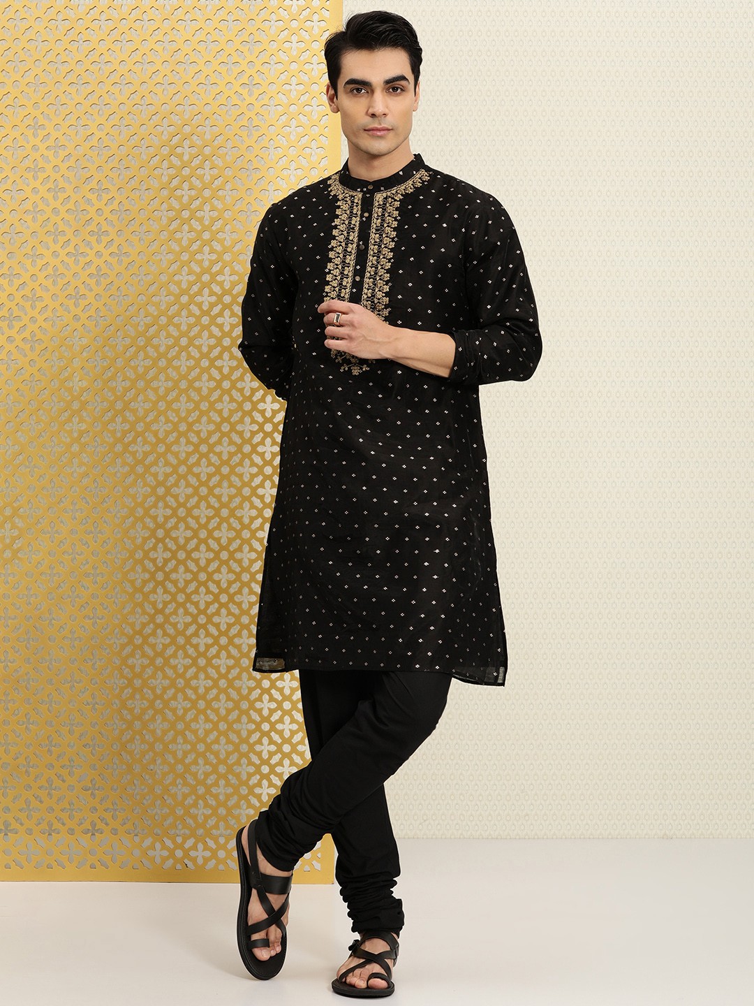 

House of Pataudi Men Black & Gold-Toned Embroidered Thread Work Jashn Kurta