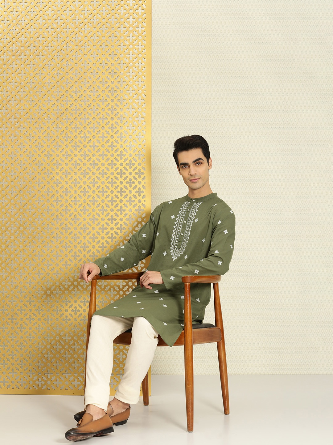 

House of Pataudi Men Olive Green & White Ethnic Motifs Embroidered Jashn Kurta