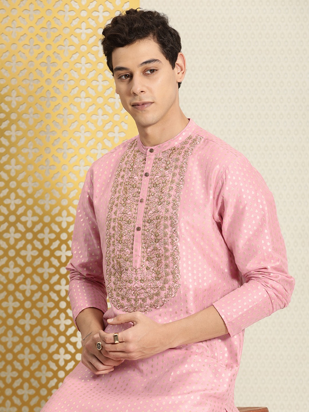 

House of Pataudi Men Pink & Gold-Toned Floral Embroidered Thread Work Jashn Kurta