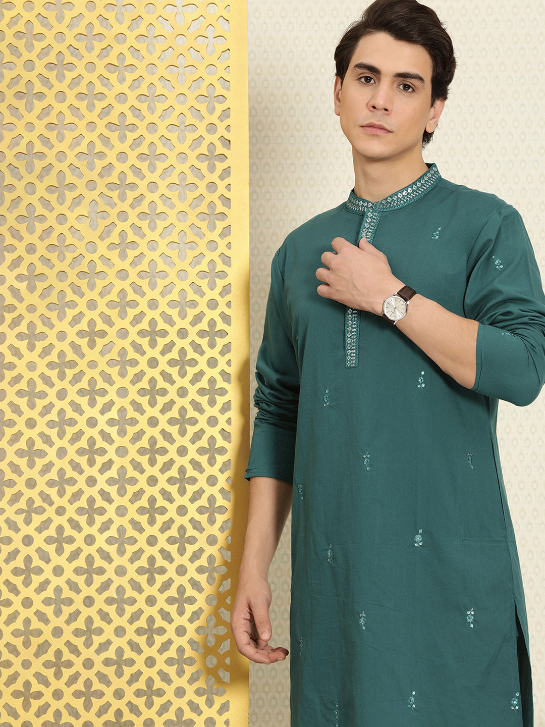 

House of Pataudi Men Pure Cotton Floral Embroidered Jashn Kurta, Green