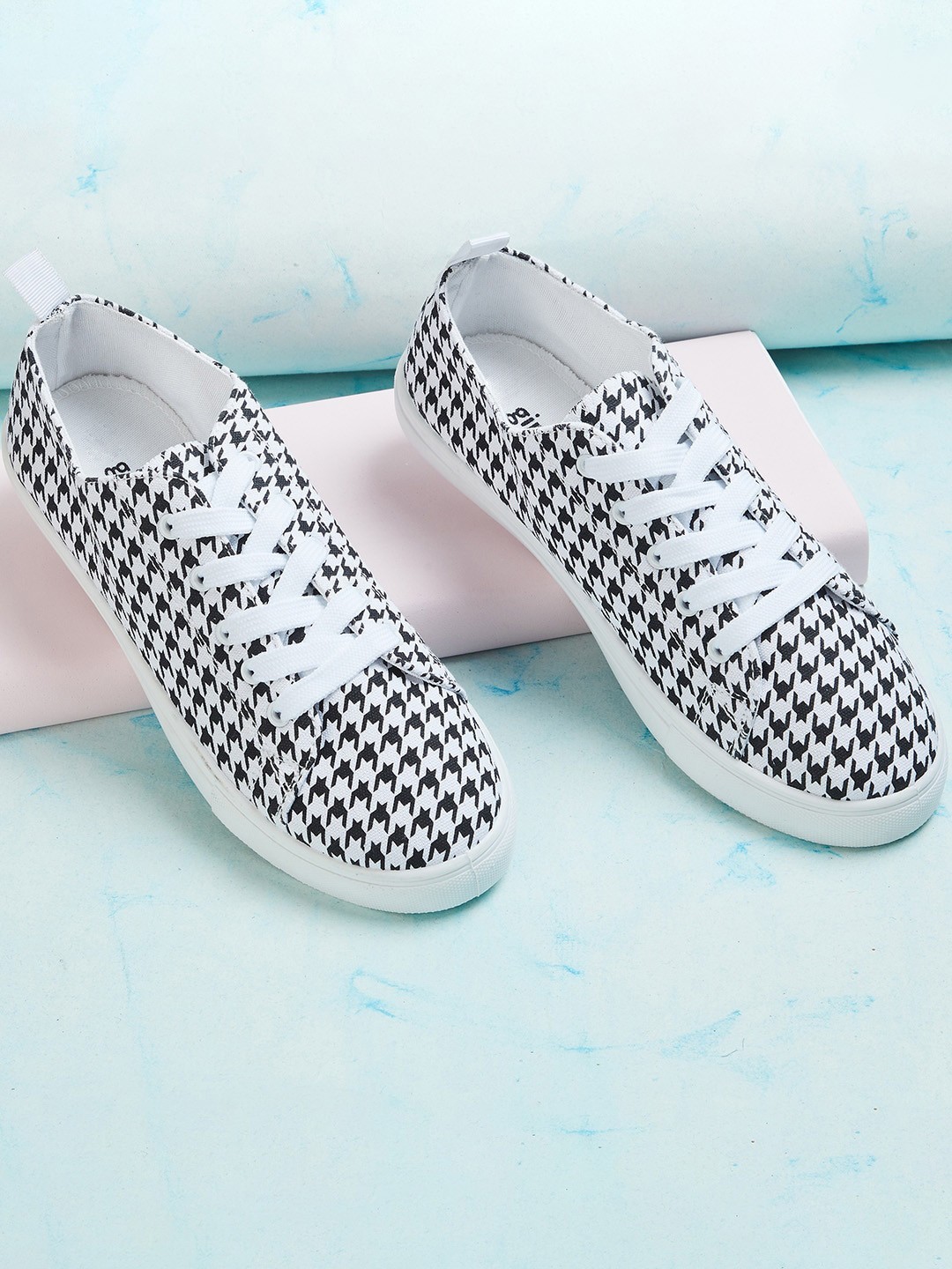 

Ginger by Lifestyle Women Black Printed Leather Sneakers