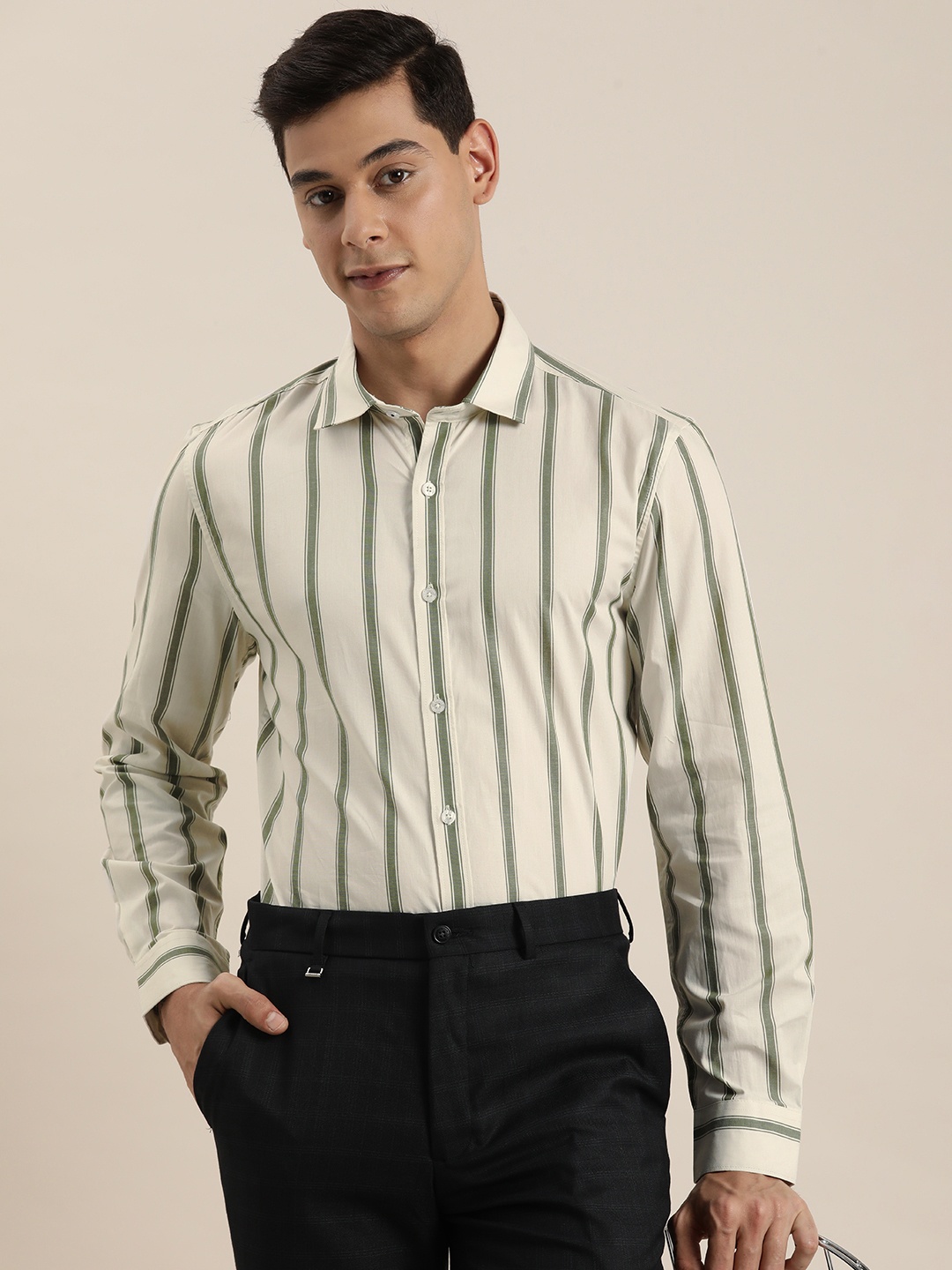 

INVICTUS Men Off White & Green Slim Fit Striped Pure Cotton Smart Casual Shirt