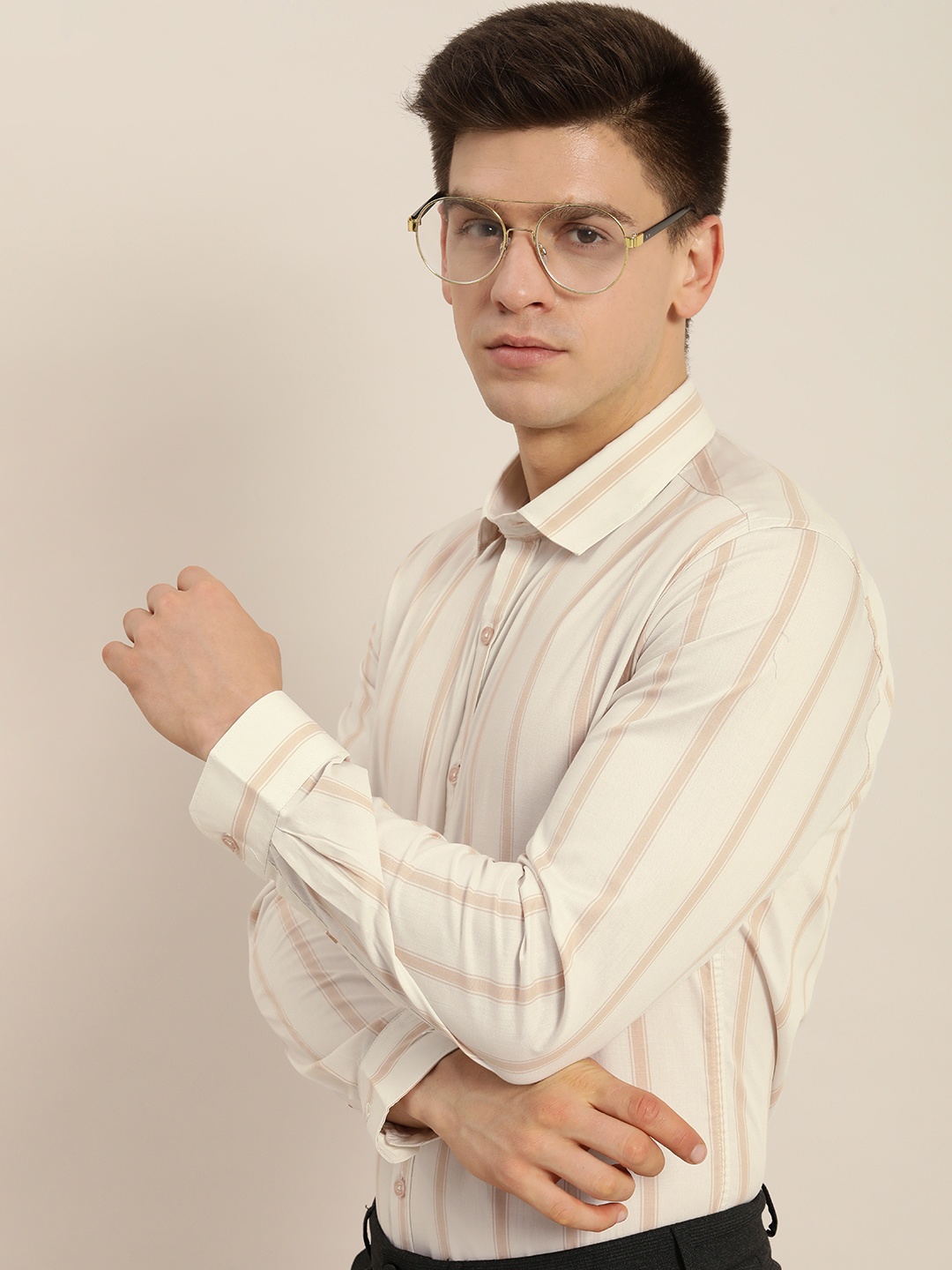 

INVICTUS Men Cream-Coloured & Beige Slim Fit Striped Pure Cotton Casual Shirt