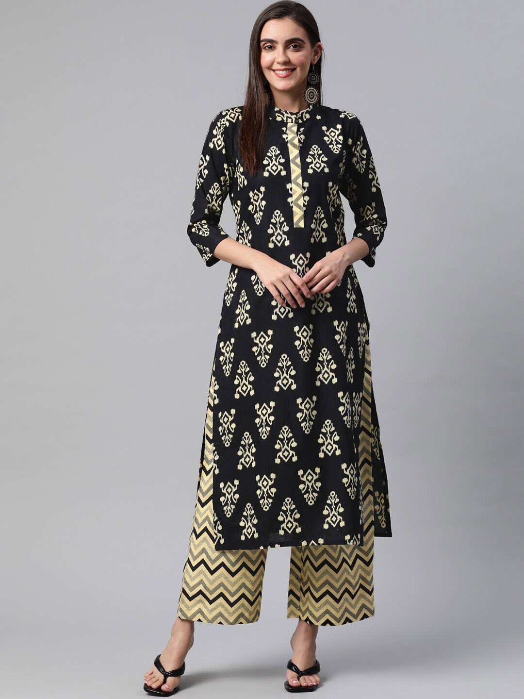 

Somras Women Black Floral Printed Pure Cotton Kurta with Palazzos