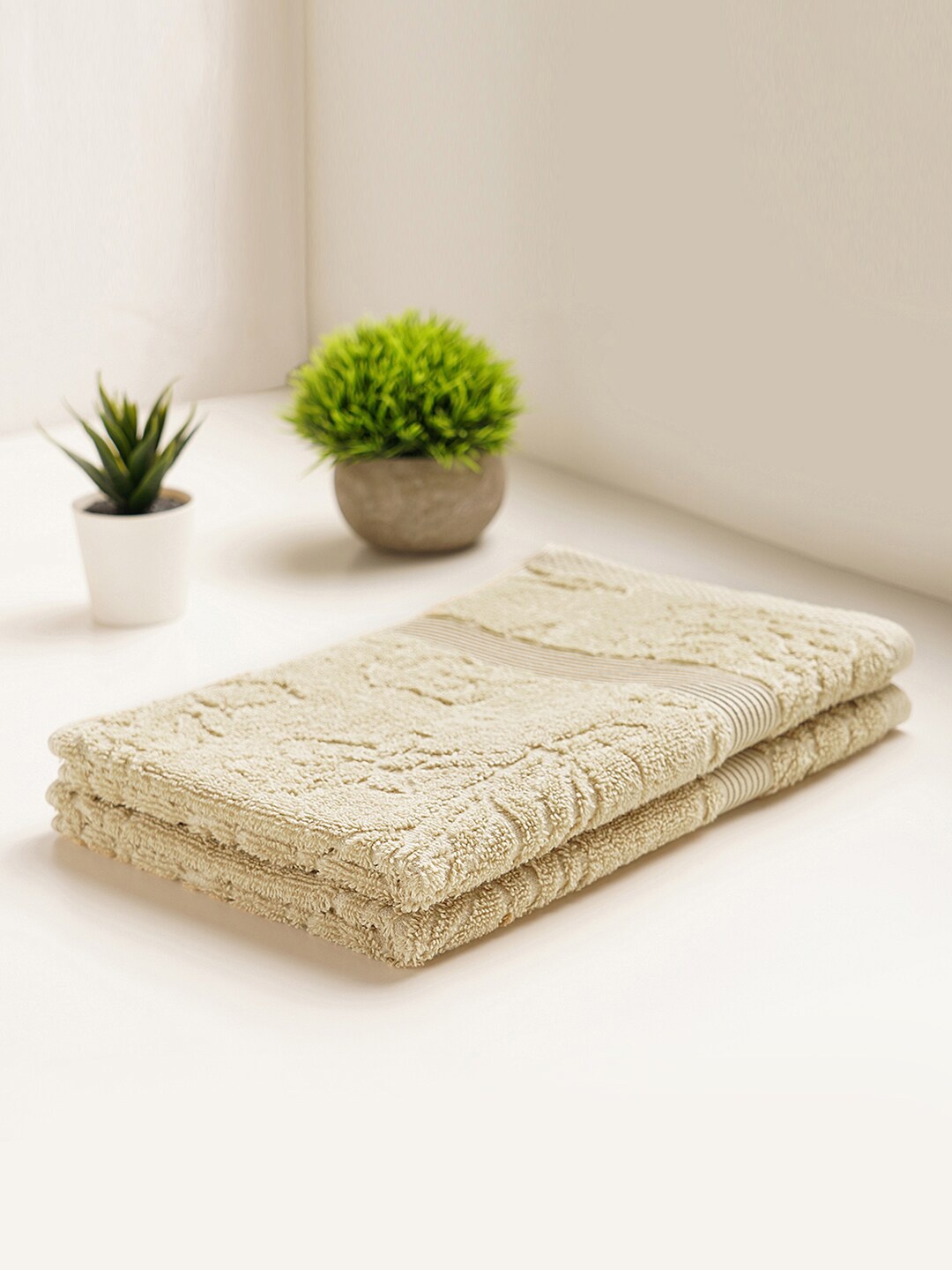 

SPACES Set of 2 Beige Solid 550 GSM Cotton Hand Towels