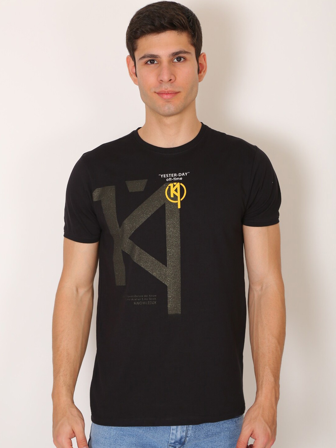 

VINSON Men Black Typography Printed Slim Fit T-shirt