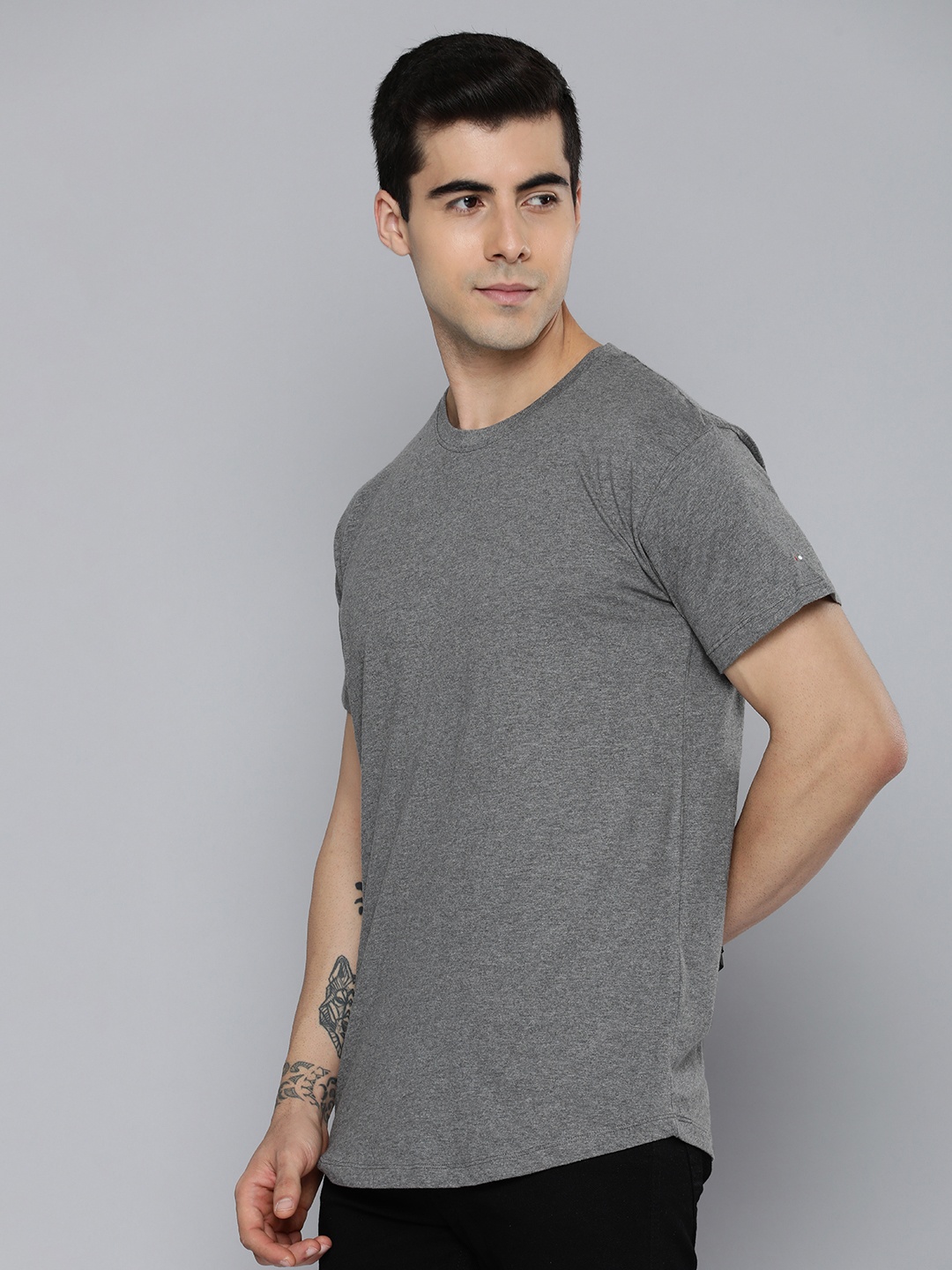 

Harvard Men Grey Solid Slim Fit T-shirt
