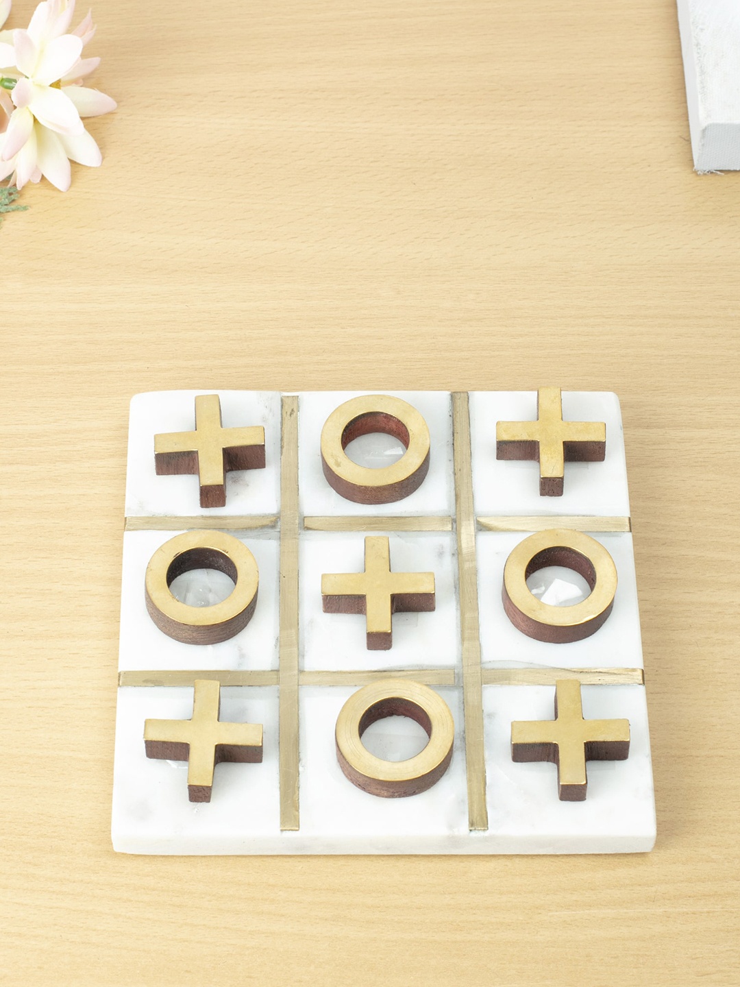 

HomeTown White & Gold-Toned Xo Game Dcor Showpieces