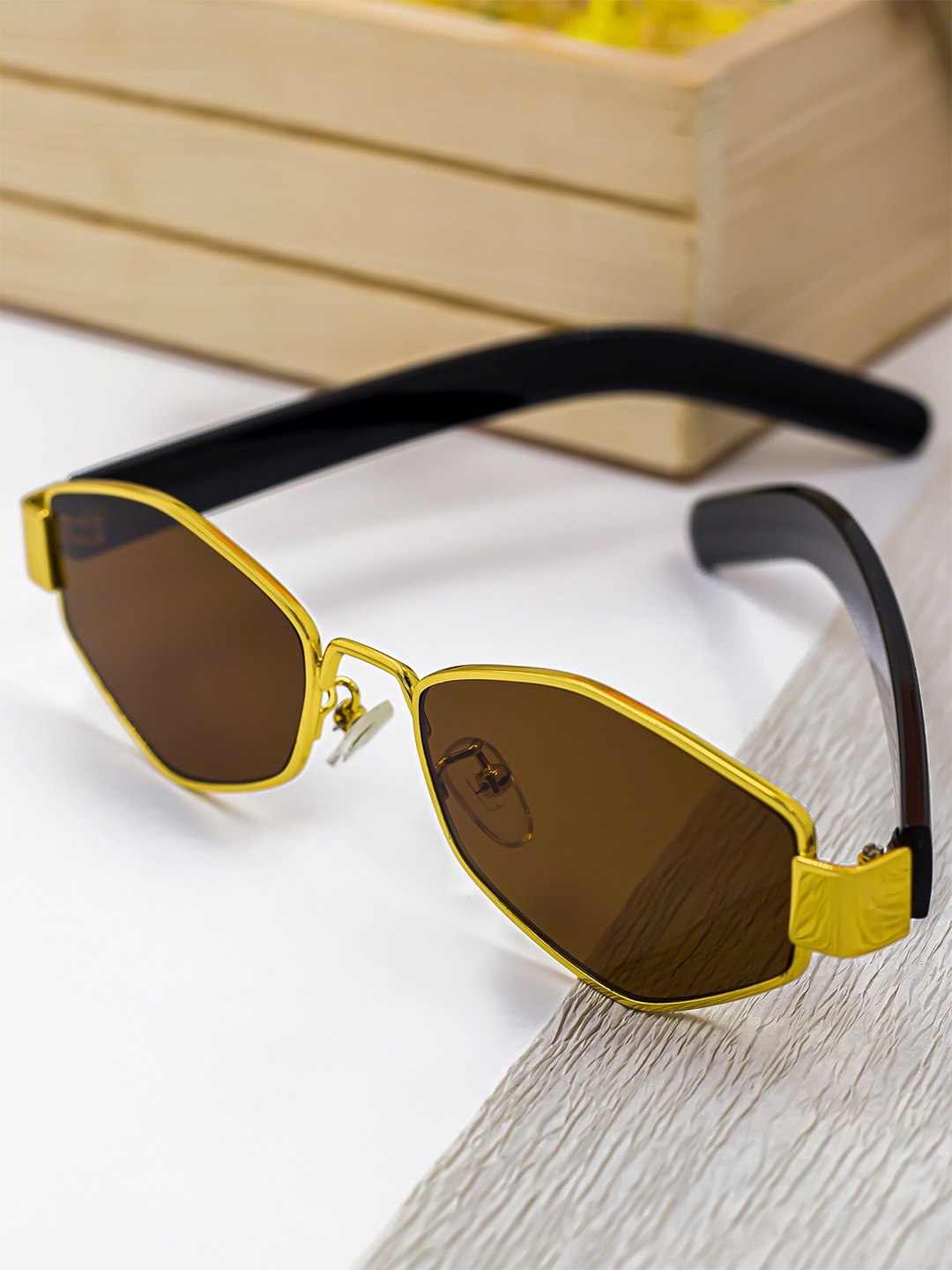 

Bellofox Women Brown Lens & Gold-Toned Sunglasses