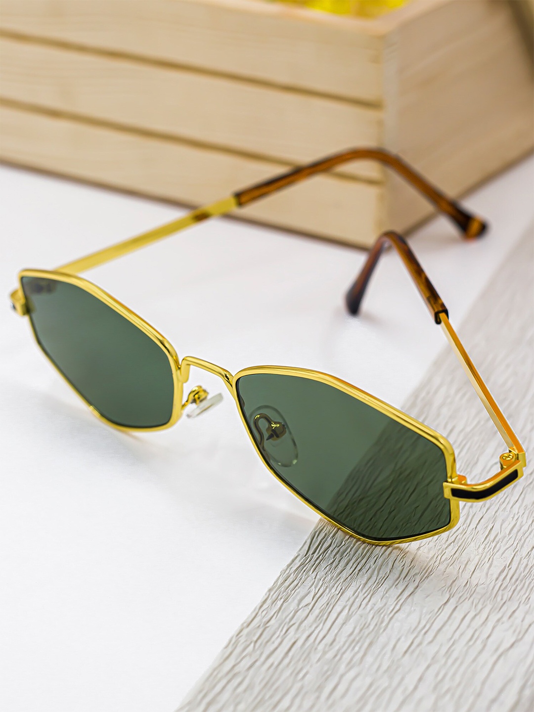 

Bellofox Women Green Lens & Gold-Toned Sunglasses