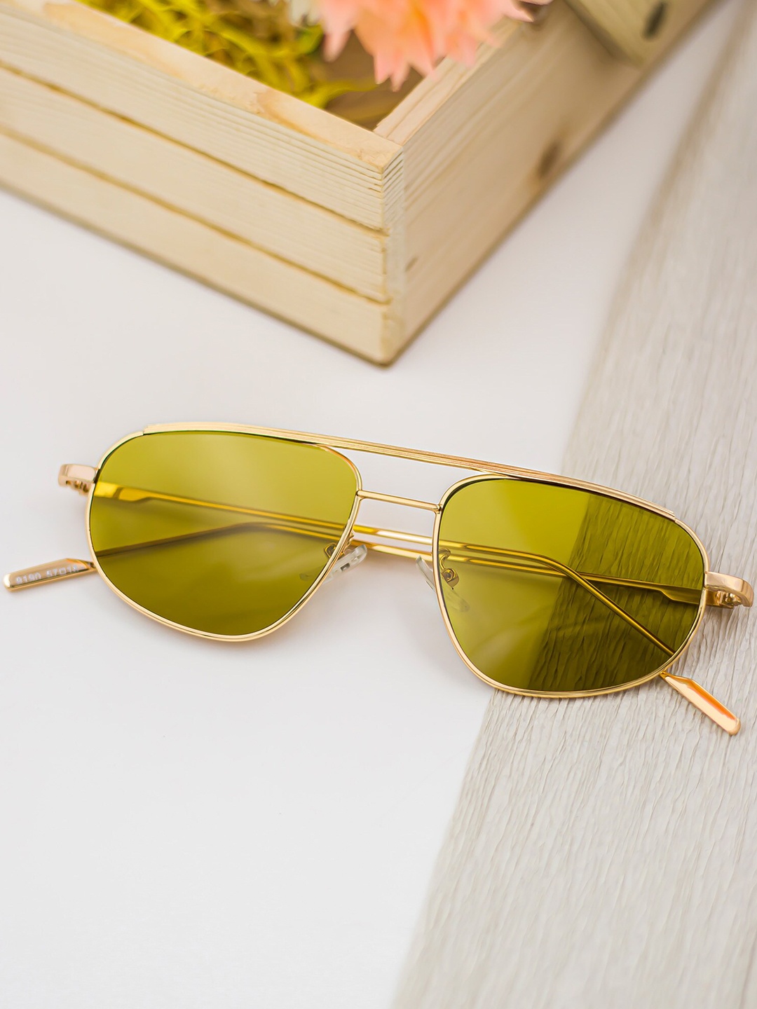 

Bellofox Women Green Lens & Gold-Toned Oversized Sunglasses