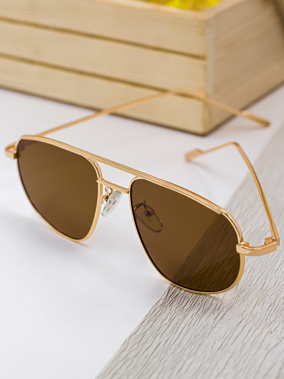 

Bellofox Women Brown Lens & Gold-Toned Oversized Sunglasses
