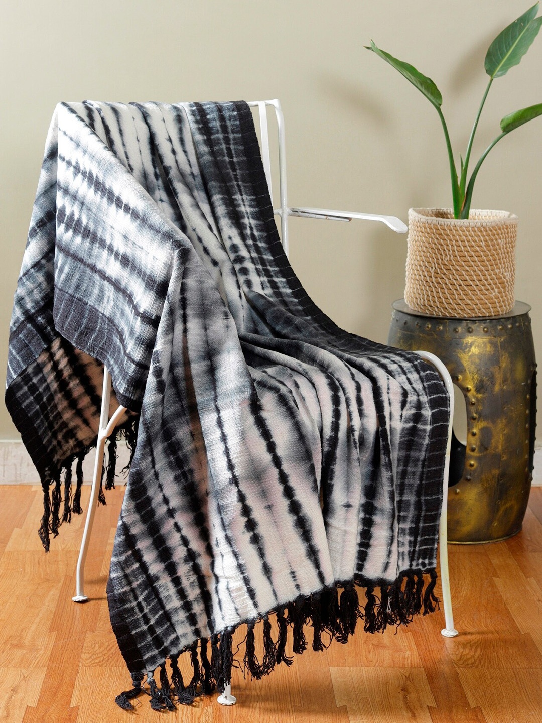 

HANDICRAFT PALACE Black & White Tie & Dyed Cotton Throw