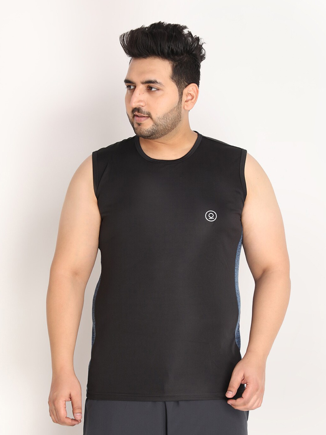 

CHKOKKO Plus Men Black Applique T-shirt