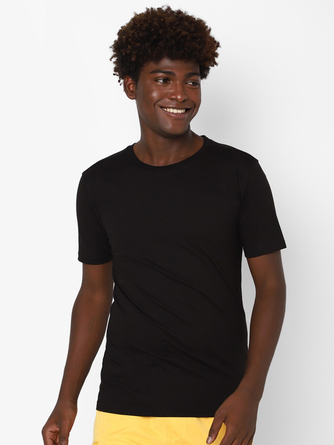 

FOREVER 21 Men Black Solid Round Neck T-shirt